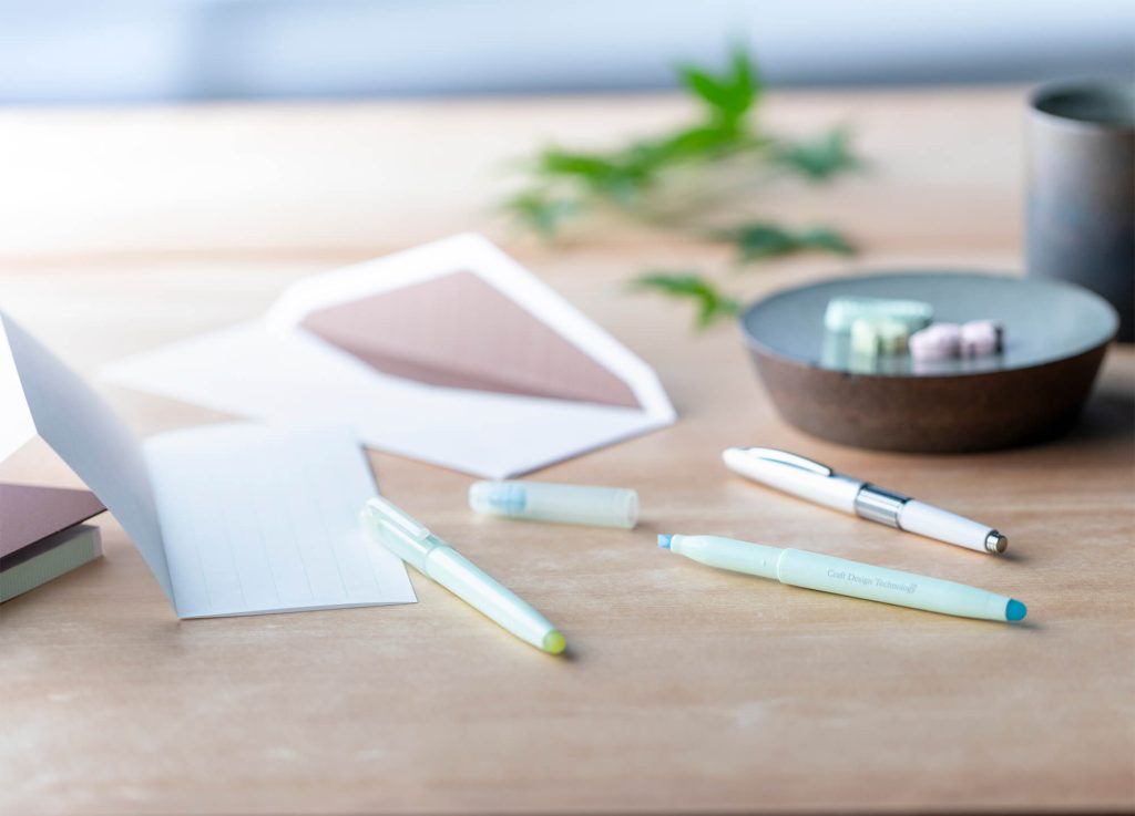 CDTフリクションハイライター、CDTケリー、蛇腹便箋が机の上に置いてあるイメージ